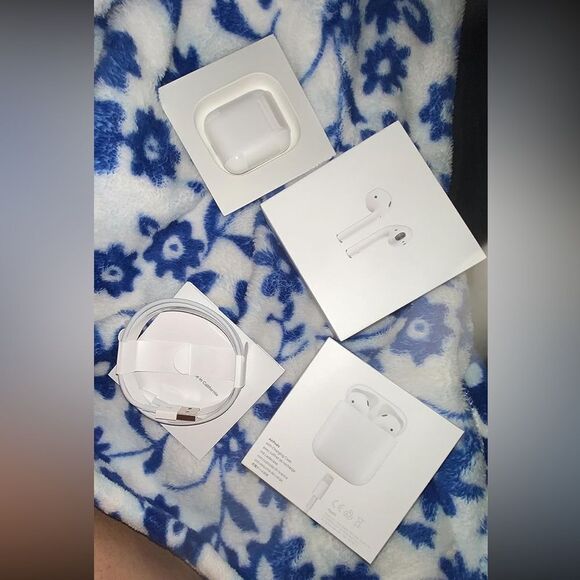 Apple AirPods (2nd Generation) - Picture 1 of 14